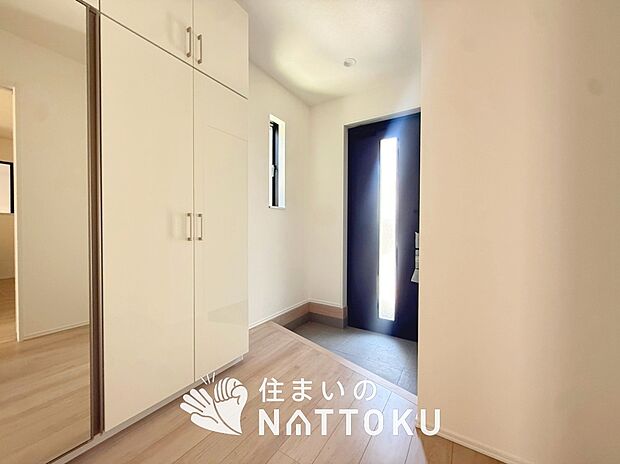 【現地写真(玄関)】玄関には、大型のシューズ収納を設置しています。