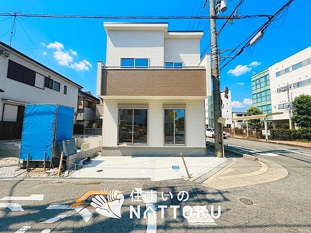 【現地写真(外観)【B号地】】雨で汚れを落とし、耐久性・耐候性に優れた外壁を使用しています。
