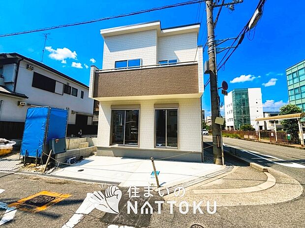 【現地写真(外観)【B号地】】軽くて火災に強い屋根材を採用し、地震時の建物への負担や揺れを軽減しています。