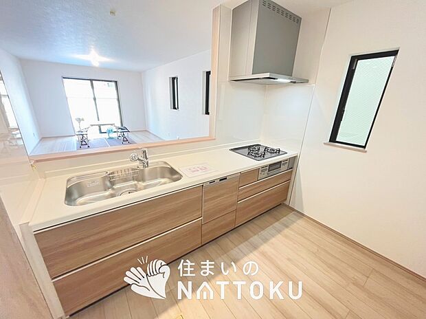 【現地写真(キッチン)】収納たっぷりのシステムキッチン、浄水器付水栓を標準装備しています。