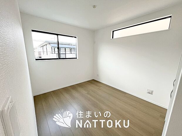 【現地写真(洋室)】木目の美しさを際立たせるシンプルデザインの建具を使用しています。