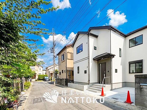 【現地写真(前道含む外観)】軽くて火災に強い屋根材を採用し、地震時の建物への負担や揺れを軽減しています。