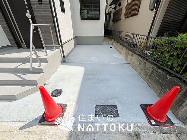 【現地写真(駐車場)】駐車スペースが広く、運転が苦手な方も安心です。
