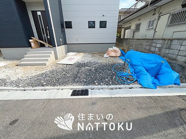 【現地写真(駐車場)】駐車スペースが広く、運転が苦手な方も安心です。