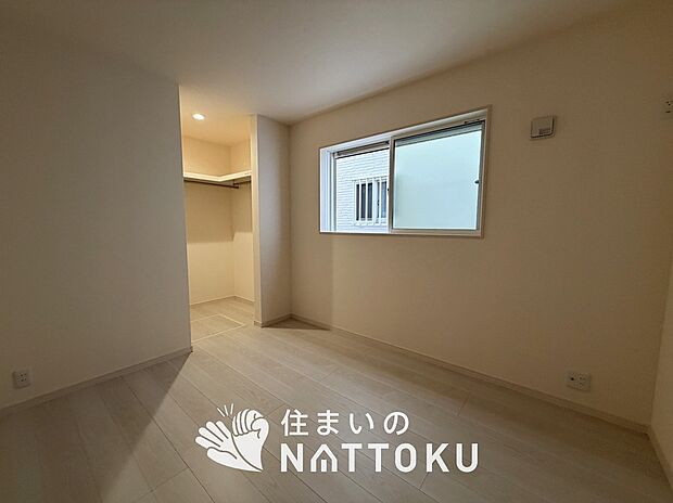 【現地写真(洋室)】木目の美しさを際立たせるシンプルデザインの建具を使用しています。