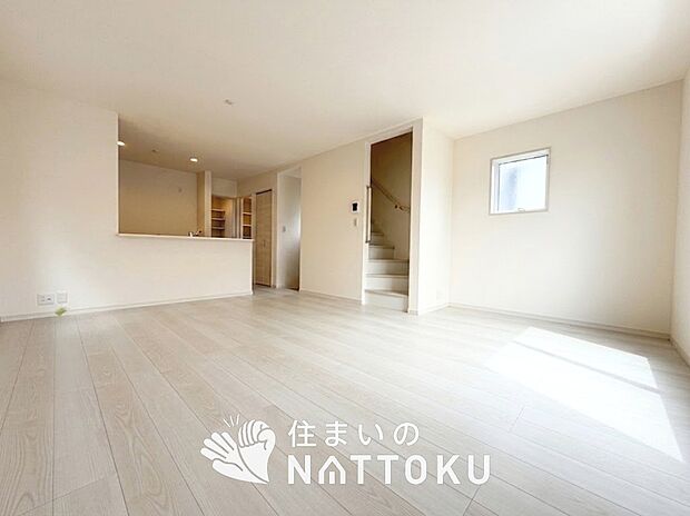 【現地写真(リビング)】フローリング材には、木目、色調など木材特有の風合いがあり、ナチュラルな美しさになっています。