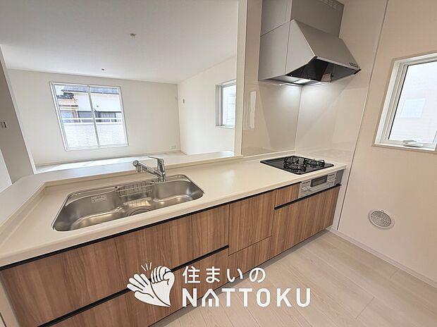 【現地写真(キッチン)】収納たっぷりのシステムキッチン、浄水器付水栓を標準装備しています。