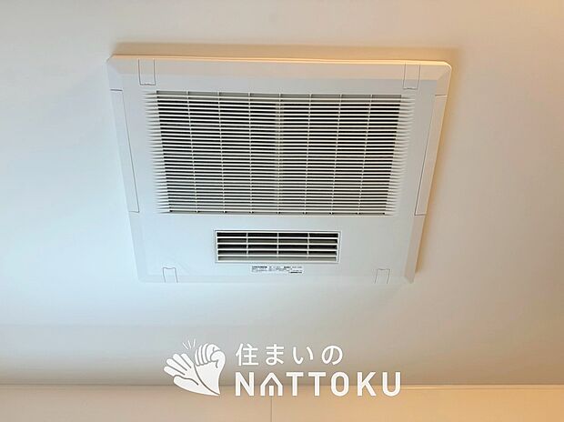 【電気式浴室暖房換気乾燥機】寒い冬場はあたたかく、暑い夏場は扇風機のような心地よさです。
雨の日は、浴室が衣類乾燥スペースになります。