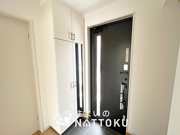 【現地写真(玄関)】玄関には、大型のシューズ収納を設置しています。