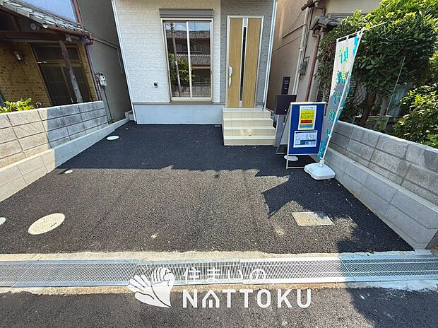 【現地写真(駐車場)】駐車スペースが広く、運転が苦手な方も安心です。