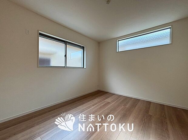 【現地写真(洋室)】木目の美しさを際立たせるシンプルデザインの建具を使用しています。
