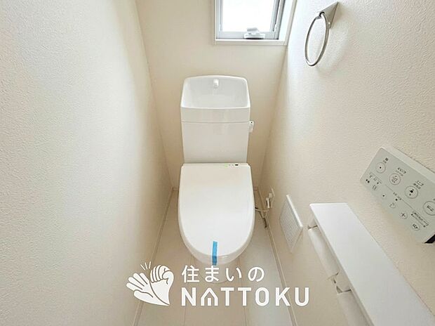 【トイレ】汚れてもサッとひと拭きでお手入れ簡単、エコ仕様の温水洗浄便座付きのトイレです。
バリアフリーにも配慮しています。
