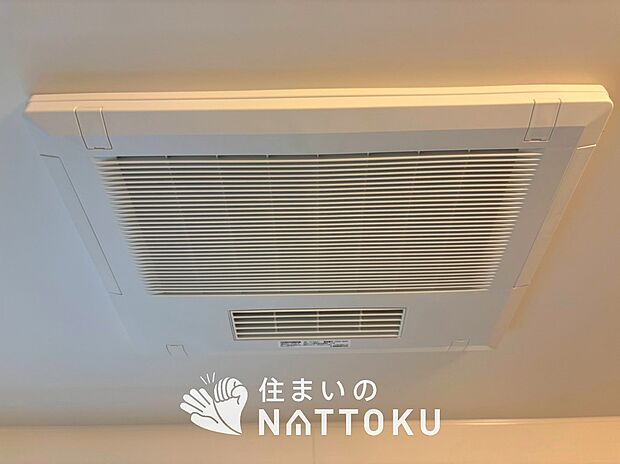 【電気式浴室暖房換気乾燥機】寒い冬場はあたたかく、暑い夏場は扇風機のような心地よさです。
雨の日は、浴室が衣類乾燥スペースになります。