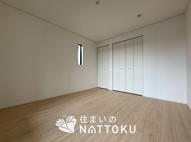【現地写真(洋室)】木目の美しさを際立たせるシンプルデザインの建具を使用しています。
