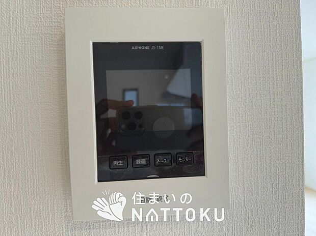 【TVモニター付インターホン】手放し通話ができ、送話表示灯で送話・受話状態が確認できます。
映像と音声で玄関先の様子をチェックできるモニター機能や、夜間の訪問者の顔も確認できるLEDライトを装備しています。