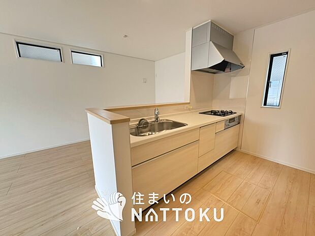【現地写真(キッチン)】収納たっぷりのシステムキッチン、浄水器付水栓を標準装備しています。