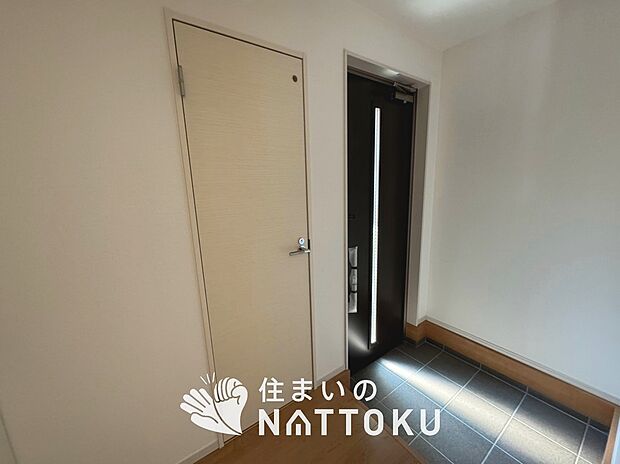【現地写真(玄関)】玄関には、大型のシューズ収納を設置しています。