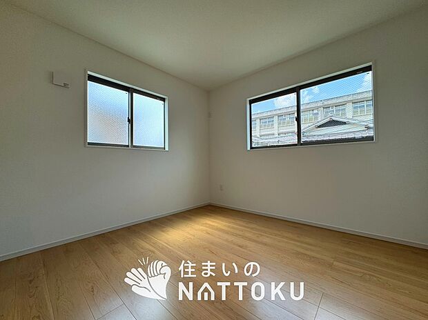 【現地写真(洋室)】木目の美しさを際立たせるシンプルデザインの建具を使用しています。