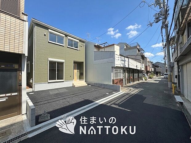 【現地写真(前道含む外観)】軽くて火災に強い屋根材を採用し、地震時の建物への負担や揺れを軽減しています。