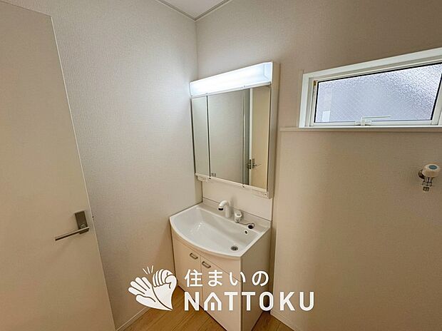 【洗面台・洗面所】鏡の両サイドは、必要なものを取出しやすく、大きな鏡面で朝の準備も快適。
使いやすいリフトアップ機能付きのシングルレバーシャワー水栓付です。