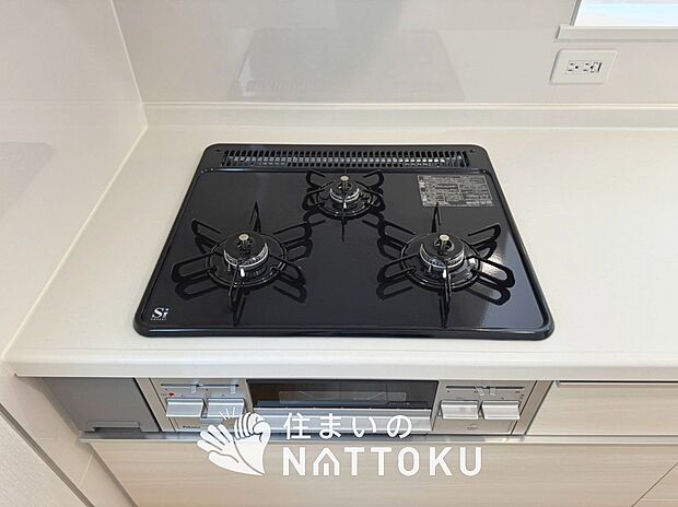 【ビルトインコンロ】フラットな構造で清掃性が高く、過熱防止センサー付3口タイプで日頃の家事も快適です。