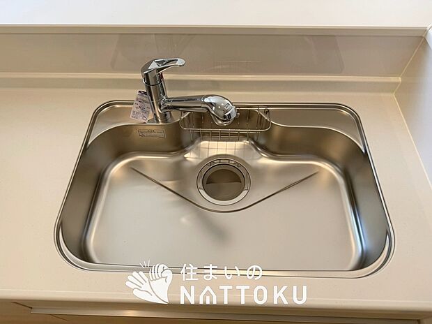 【浄水器内臓ハンドシャワー付シンク】広々とした凸型シンクに洗剤ポケットを標準装備。すっきり収納できます。
また、蛇口の先端に浄水器を内蔵しているため場所をとりません。