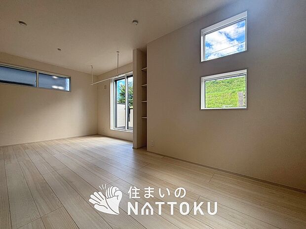 【現地写真(寝室)】木目の美しさを際立たせるシンプルデザインの建具を使用しています。