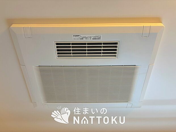 【浴室暖房換気乾燥機】寒い冬場はあたたかく、暑い夏場は扇風機のような心地よさです。
雨の日は、浴室が衣類乾燥スペースになります。