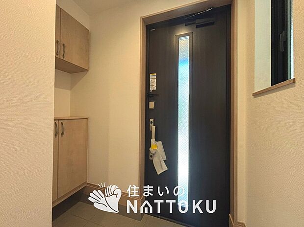 【現地写真(玄関)】玄関には、大型のシューズ収納を設置しています。