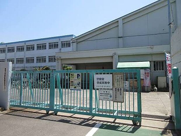 高槻市立若松小学校(約379m)