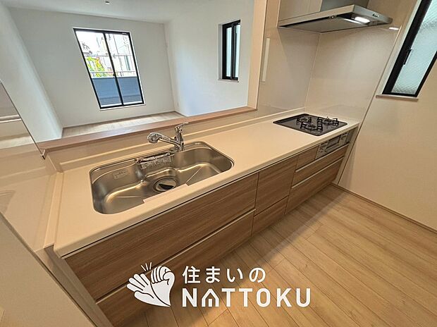 【現地写真(キッチン)】収納たっぷりのシステムキッチン、浄水器付水栓を標準装備しています。