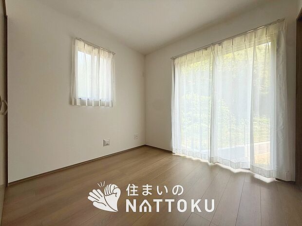 【現地写真(寝室)】木目の美しさを際立たせるシンプルデザインの建具を使用しています。