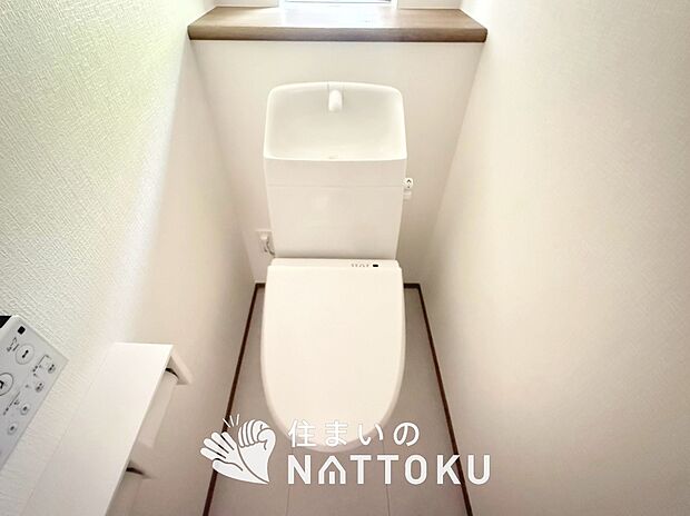 【トイレ】汚れてもサッとひと拭きでお手入れ簡単、エコ仕様の温水洗浄便座付きのトイレです。
バリアフリーにも配慮しています。