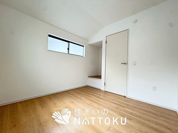 【現地写真(洋室)】木目の美しさを際立たせるシンプルデザインの建具を使用しています。