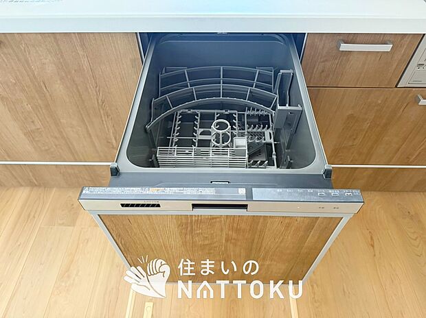 【食器洗い乾燥機】食後の時間にゆとりを与えてくれる食器洗い乾燥機。
操作ボタンも上面にあるので、腰をかがめずに操作ができラクラクです。