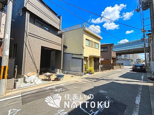 【現地写真(前道含む外観)】健康被害に配慮したもっとも安全性の高い建材を採用し、シックハウス対策をしております。