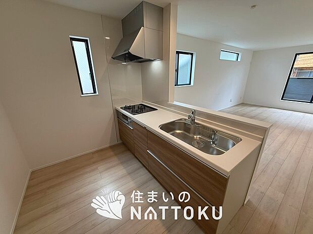 【現地写真(キッチン)】収納たっぷりのシステムキッチン、浄水器付水栓を標準装備しています。