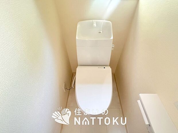 【トイレ】汚れてもサッとひと拭きでお手入れ簡単、エコ仕様の温水洗浄便座付きのトイレです。
バリアフリーにも配慮しています。