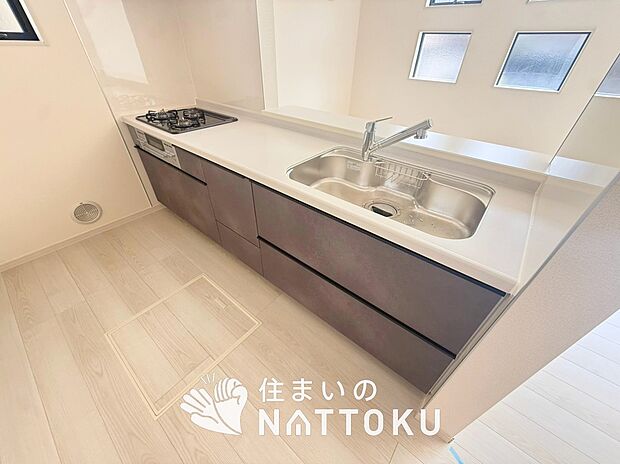 【現地写真(キッチン)】収納たっぷりのシステムキッチン、浄水器付水栓を標準装備しています。