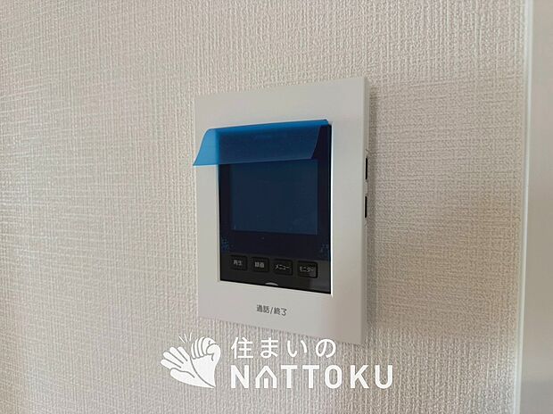 【TVモニター付インターホン】手放し通話ができ、送話表示灯で送話・受話状態が確認できます。
映像と音声で玄関先の様子をチェックできるモニター機能や、夜間の訪問者の顔も確認できるLEDライトを装備しています。