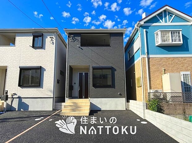 【現地写真(外観)【3号地】】軽くて火災に強い屋根材を採用し、地震時の建物への負担や揺れを軽減しています。
