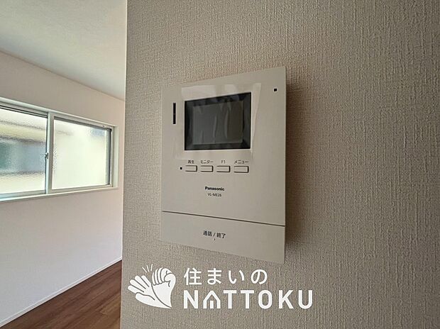 【TVモニター付インターホン】手放し通話ができ、送話表示灯で送話・受話状態が確認できます。
映像と音声で玄関先の様子をチェックできるモニター機能や、夜間の訪問者の顔も確認できるLEDライトを装備しています。