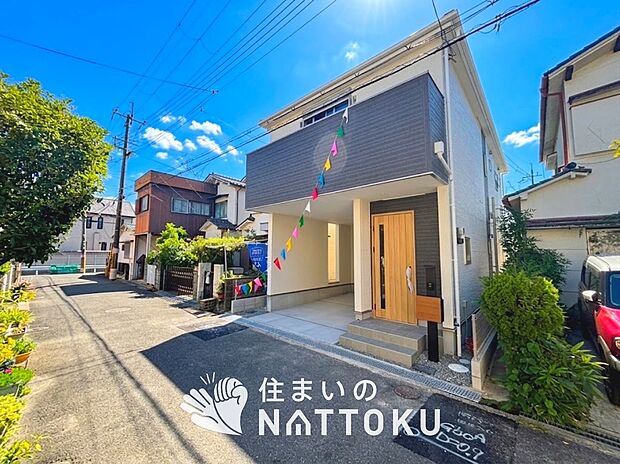【現地写真(前道含む外観)】高い断熱性能があり、防湿性能の高いフィルム付属で壁内の結露対策をしています。