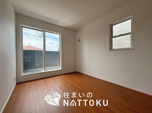 【現地写真(寝室)】木目の美しさを際立たせるシンプルデザインの建具を使用しています。