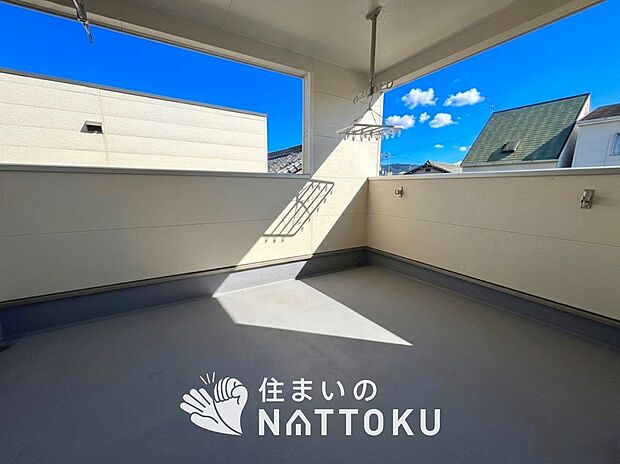 【バルコニー】奥行きが広く、洗濯物をゆったりと干せる十分な広さで、家族の洗濯も捗ります。