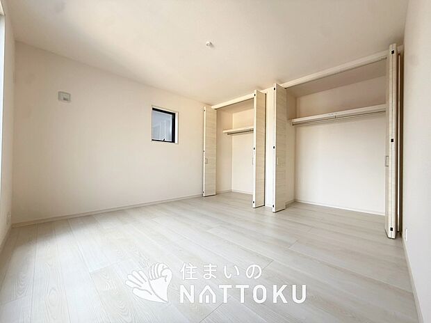 【現地写真(寝室)】木目の美しさを際立たせるシンプルデザインの建具を使用しています。