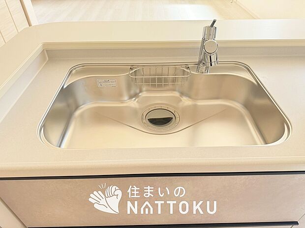 【浄水器内臓型ハンドシャワー付シンク】傷や汚れが付きにくい静音仕様の全面エンボス加工シンク。
また、蛇口の先端に浄水器を内蔵。浄水シャワーが使える毎分4リットルのたっぷり浄水。