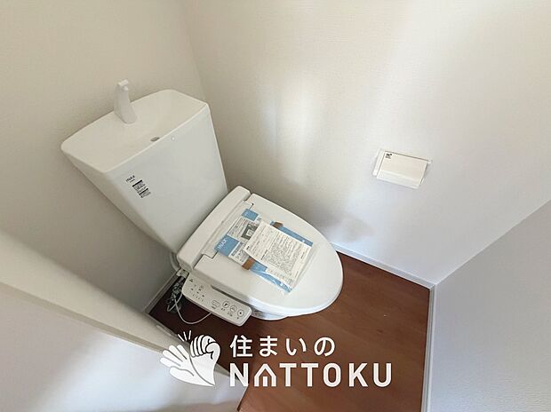 【トイレ】汚れてもサッとひと拭きでお手入れ簡単、エコ仕様の温水洗浄便座付きのトイレです。
バリアフリーにも配慮しています。