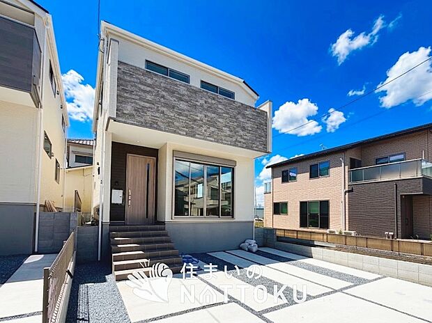 【現地写真(外観)【1号地】】軽くて火災に強い屋根材を採用し、地震時の建物への負担や揺れを軽減しています。