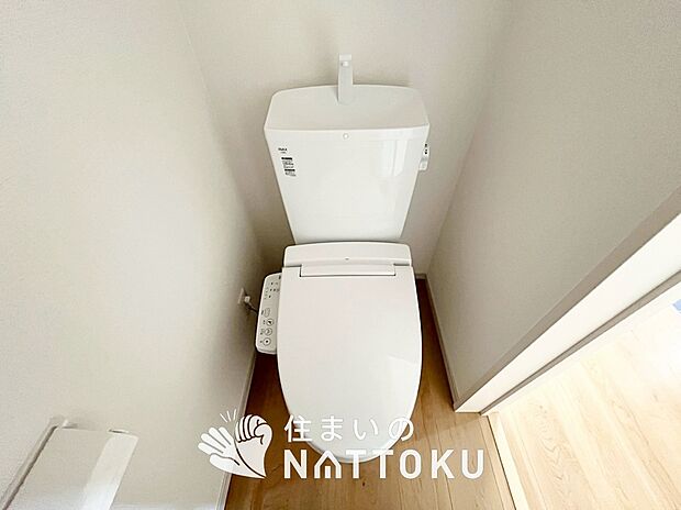 【トイレ】汚れてもサッとひと拭きでお手入れ簡単、エコ仕様の温水洗浄便座付きのトイレです。
バリアフリーにも配慮しています。